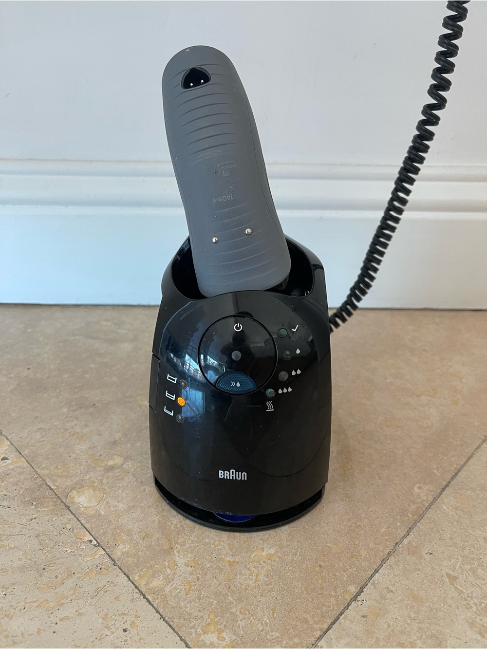 Braun Black Handheld Garment Steamer - Compact Steam Refresher